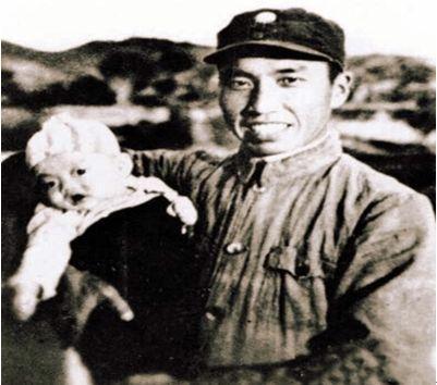 1942年左权牺牲，日军盗挖遗体并拍照，彭德怀派敢死队讨回血债