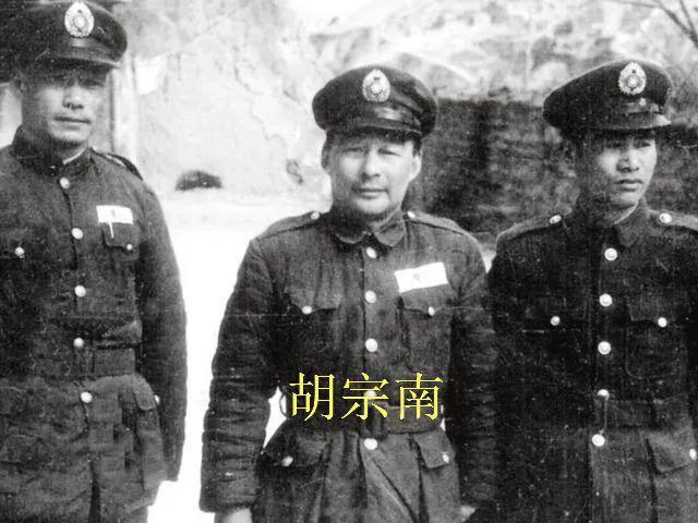 1947年蒋介石巡视延安，见主席窑洞外一物心慌不已，事后才知高明