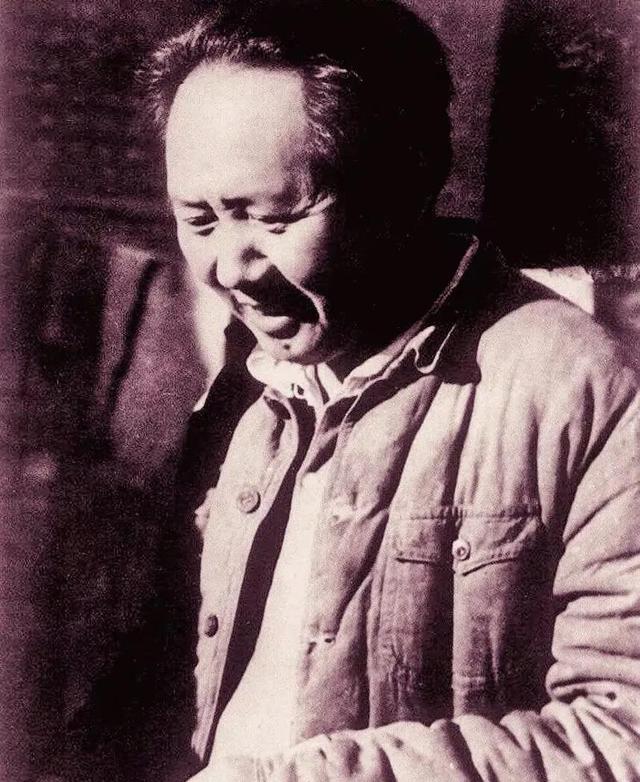 1947年蒋介石巡视延安，见主席窑洞外一物心慌不已，事后才知高明