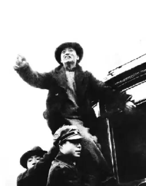 1948年，江青前夫被任命为天津市市长，后来他多次找毛主席求援助