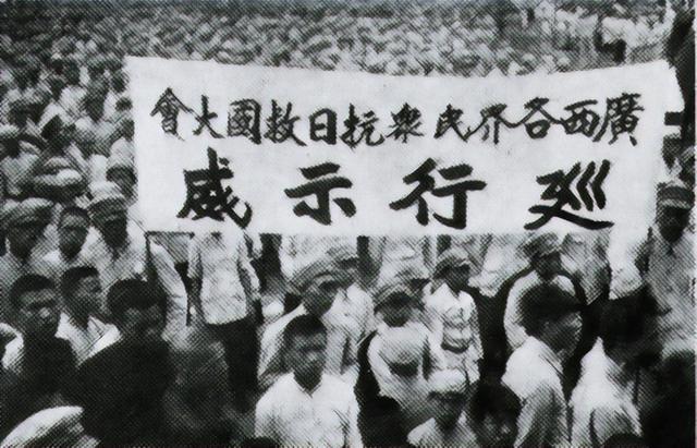 1944年，深夜伪军提匣枪打开牢门，被俘八路军干部想：要上路了！