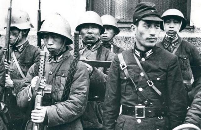 1944年，深夜伪军提匣枪打开牢门，被俘八路军干部想：要上路了！