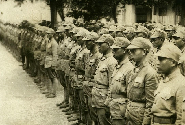 1944年，深夜伪军提匣枪打开牢门，被俘八路军干部想：要上路了！