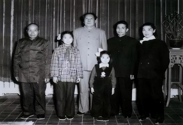 1950年，男子出差去北京见到毛主席，妻子纳罕：毛主席是你什么人