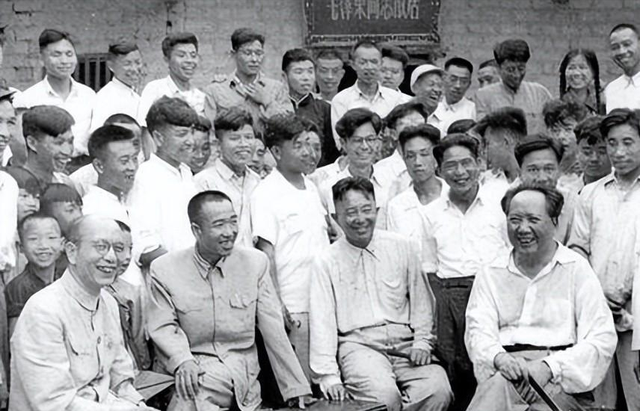 1950年，男子出差去北京见到毛主席，妻子纳罕：毛主席是你什么人