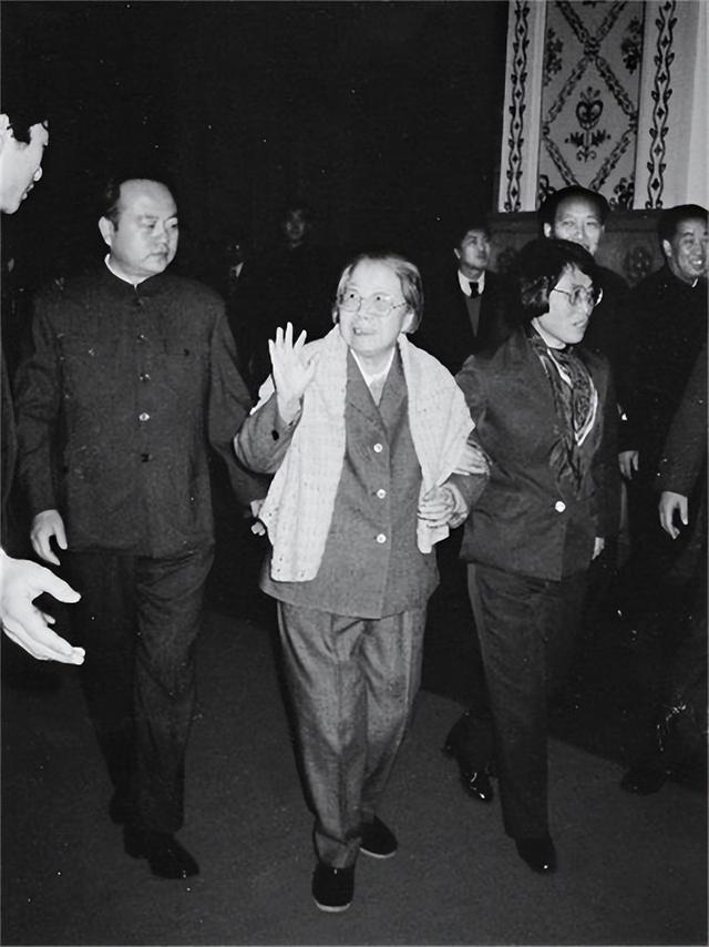 1983年，李鹏担任副总理，邓颖超嘱咐他：不要骄傲，不要脱离群众