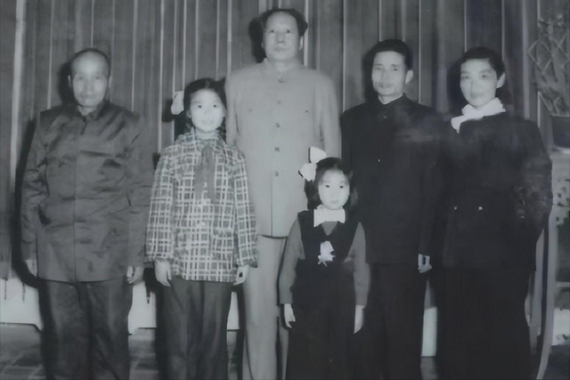 50年男子出差看望毛主席，引妻子疑惑，丈夫坦白：毛主席是我堂哥