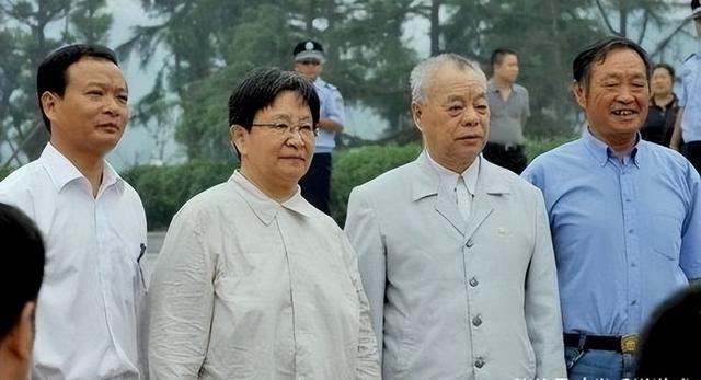 李讷晚年显福态，相貌愈发酷似毛主席买车身份暴露，厂长执意送