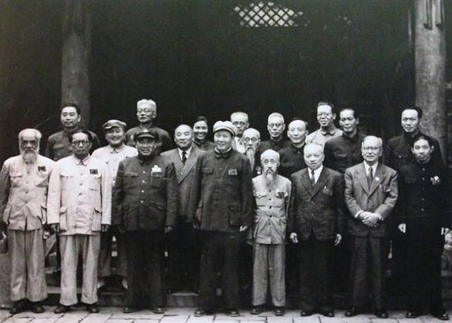 1949年毛主席未全票当选国家主席，有一人没给他投票，此人是谁?