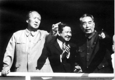 毛主席逝世前仍担心日本，连敲三下床沿伸三根手指，秘书猜出含义