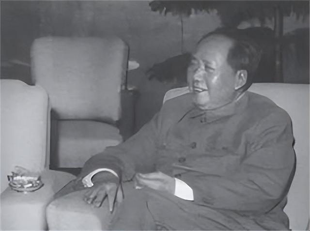毛主席逝世前仍担心日本，连敲三下床沿伸三根手指，秘书猜出含义