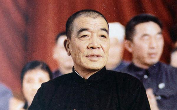 1986年副总理陈永贵逝世，追悼会规格难定论，邓公一句话最终确定