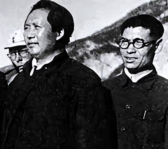 1954年中央会议上，周总理嘱咐陈赓：你带枪坐在高岗身后，为何？