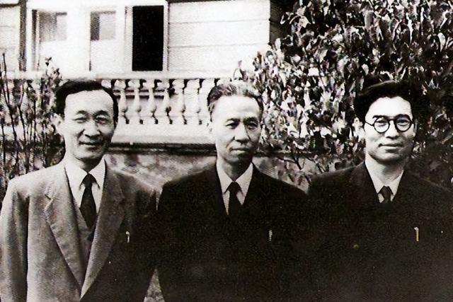 1954年中央会议上，周总理嘱咐陈赓：你带枪坐在高岗身后，为何？