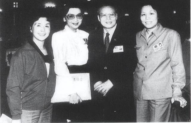 1980年，沈醉与前妻三十年后再相见，前妻悄悄说：你给我争了面子