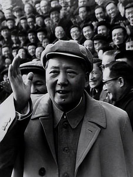 1956年，副军长拒授军衔被彭德怀追着打：你连毛主席的话都不听了