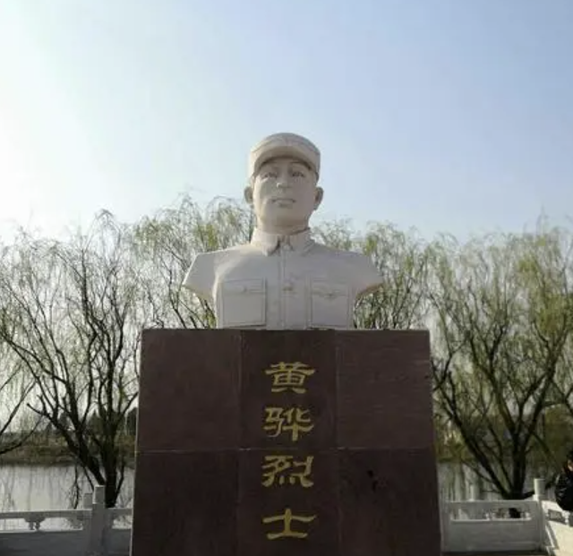 八路军军区副司令黄骅遇害后，妻儿离奇“消失”，2007年才被找到