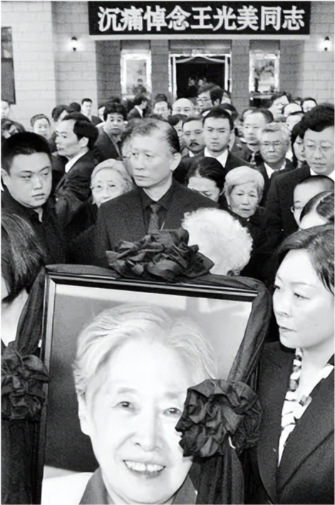 王光美的追悼会上，来了两个“陌生人”，刘源看了一眼失声痛哭