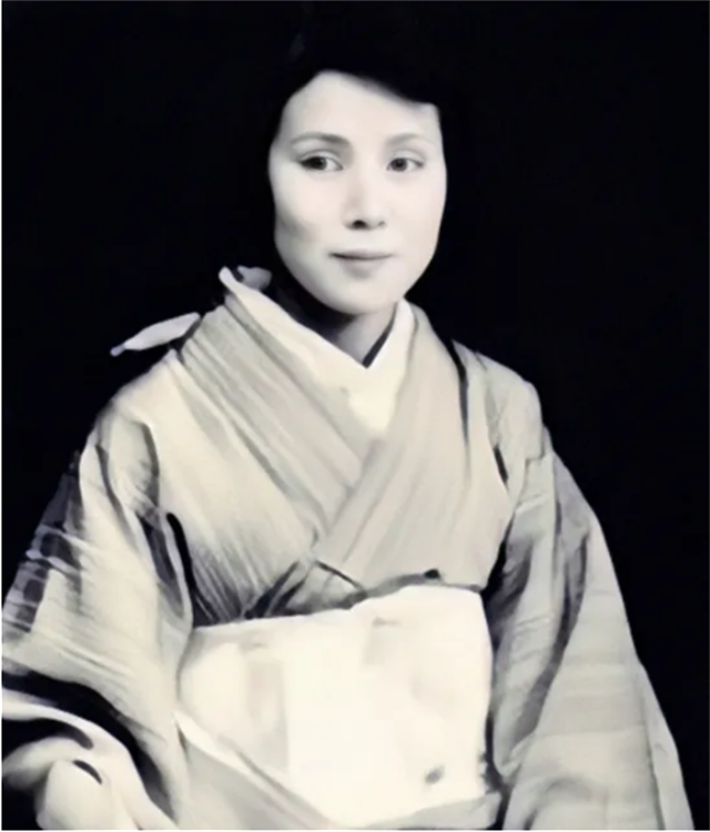 日本女护士与中国将军结婚64年，女儿是歌唱家，女婿如今家喻户晓