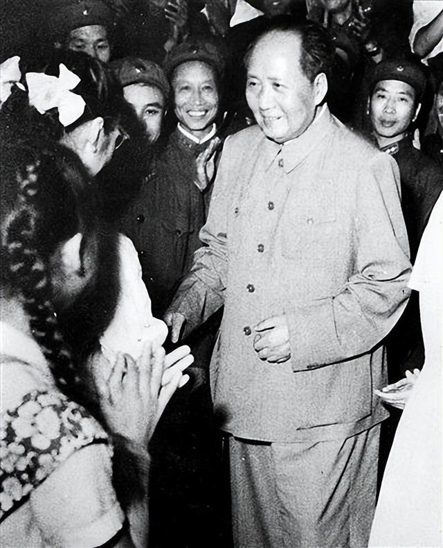 1954年伟人见到族侄，获悉湘潭县委书记是谁后，惊道：他当得了吗