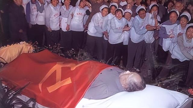 1976毛主席逝世，开国上将许世友不顾阻拦带枪守灵，这是为何？