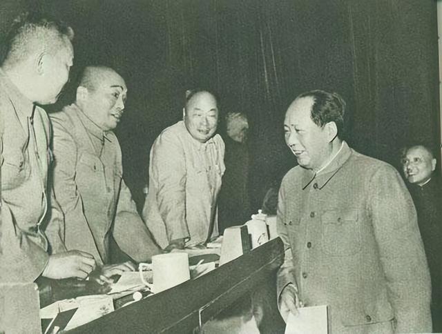 1978年，邓小平积极为彭老总平反，坦言：他是正确的，我错了！