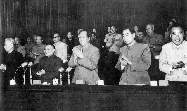 1978年，邓小平积极为彭老总平反，坦言：他是正确的，我错了！