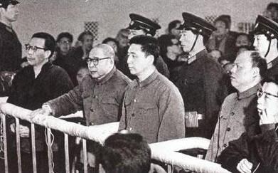 1978年，他从副总理变成工人，被罢免职务后安慰妻子：我不会自尽