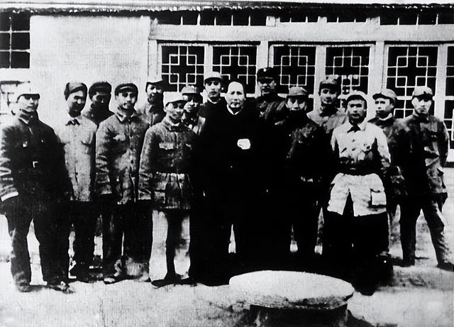 1950年，解放军在甘肃抓获一女匪首，审讯发现，她曾经是红军排长