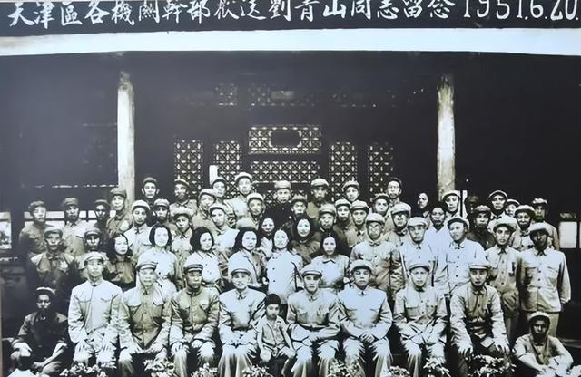 1952年刘青山因贪污被枪决，其子女长大后却要为父翻案，结局如何