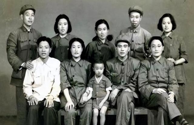 1952年刘青山因贪污被枪决，其子女长大后却要为父翻案，结局如何