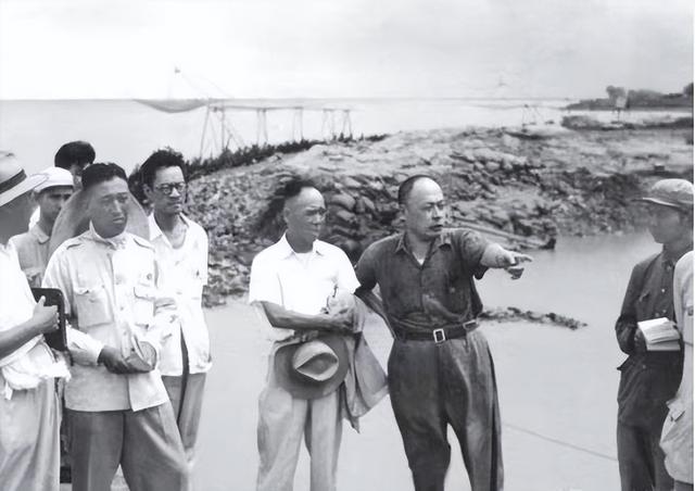 1949年陈毅去面馆吃饭，见到一老农却拍桌大吼：叫你们老板出来