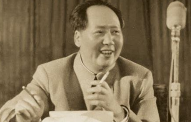 1959年毛主席回韶山前，得知武汉一包烟才一毛二分：买两包来抽抽