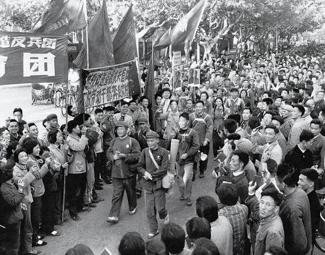 1980年66炮兵团被批评，邓公会上严肃申明：华国锋要负一部分责任