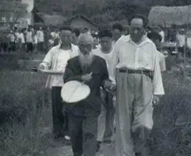 开除毛主席的校长，晚年生活拮据，毛主席得知后派人送去1200斤米