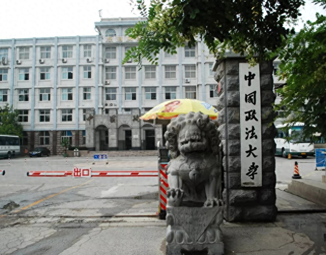 99年687分文科女状元被父亲偷改志愿，无缘北大，记恨父母20年