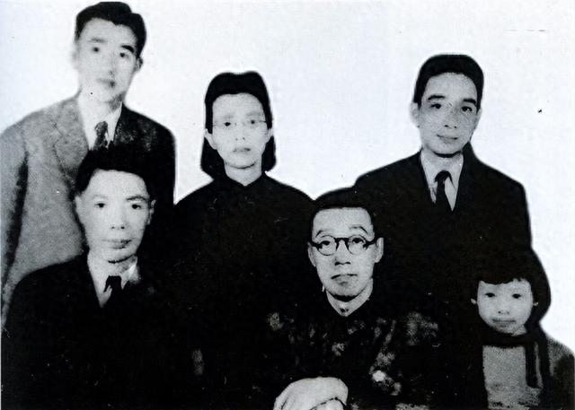 1949年南京解放，哨兵拦下一妇女，军政委跑来相迎：她是市委书记