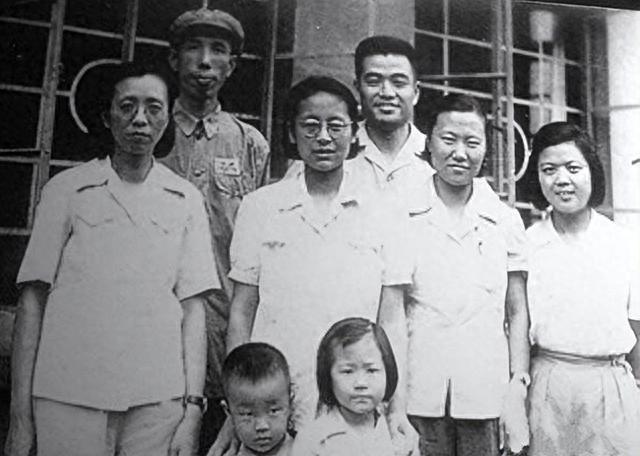 1949年南京解放，哨兵拦下一妇女，军政委跑来相迎：她是市委书记