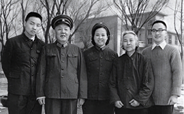 上将苏振华被迫离婚，独自照顾六个孩子，毛主席：天涯何处无芳草