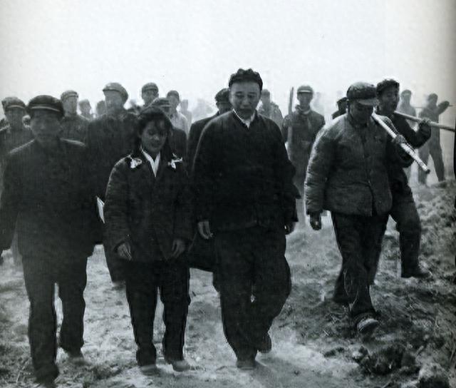 1954年王震找县长办事，却被下令铐了起来，县长连他都不放在眼里