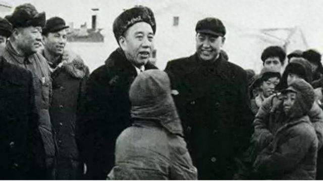 1954年王震找县长办事，却被下令铐了起来，县长连他都不放在眼里