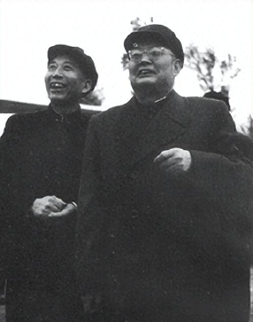 1954年王震找县长办事，却被下令铐了起来，县长连他都不放在眼里