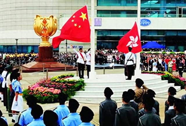 97年香港回归前，我军发现安全隐患，509名军人乘装甲车提前入港