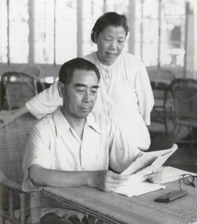 1960年邓颖超做体检，盆腔内发现有异物，周总理：如实告诉邓大姐