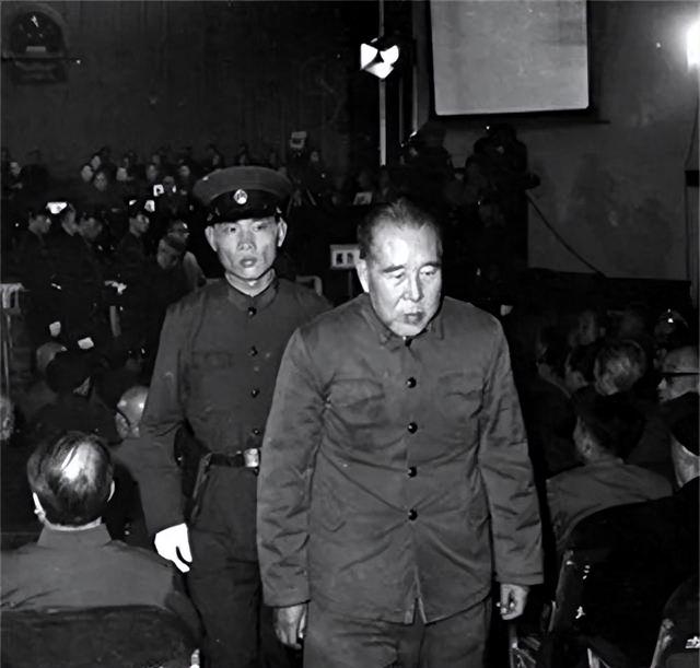 1971年，黄永胜在狱中写信给毛主席，主席看后给监狱批示了九个字