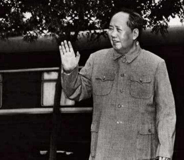 1976年毛主席临终前，曾交代张玉凤：我去世后每年来我坟前看看我
