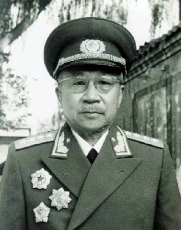 1957年解放军连长老父被村干部欺压，开国大将雷霆震怒：我看谁敢