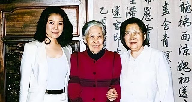 1979年，李讷身患重病生活困难，王光美得知前去看望并帮她安家