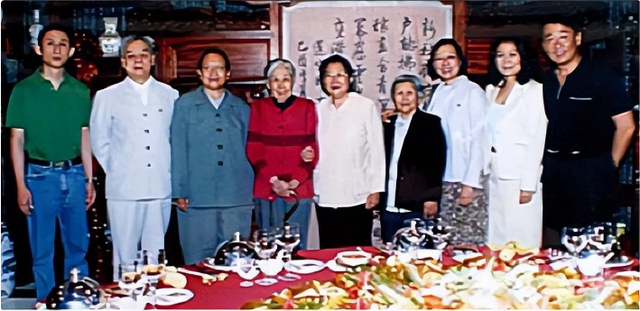 1979年，李讷身患重病生活困难，王光美得知前去看望并帮她安家