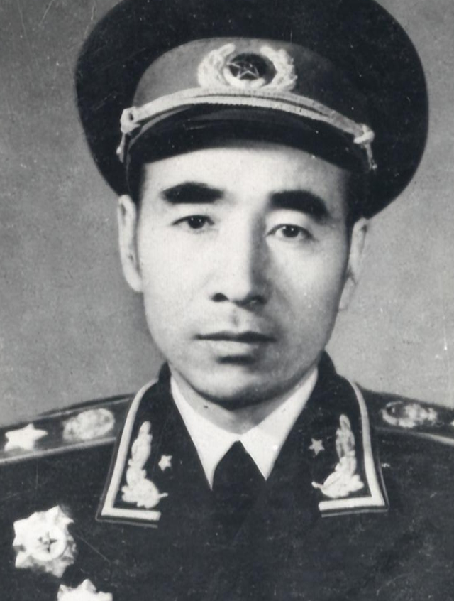 1958年粟裕被批，台下元帅无一人求情，最后主席却出言为他正名！